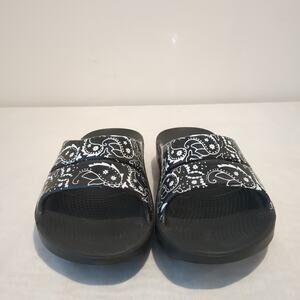 Oofos ooahh Limited Paisley Black Recovery Slides Woman 8 Mens 6